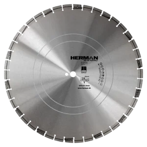 Diamond blade with protective segments for asphalt cutting