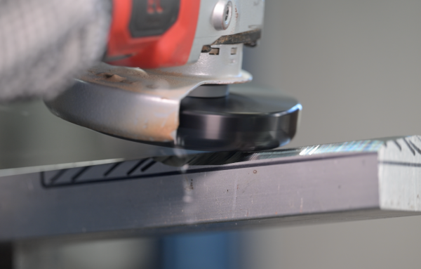 The Kaindl Multi-Plane HD Milling Disc 115x20x22,2 mm is a German-made professional tool for aluminium, non-ferrous metals, plastics, and wood. Unlike grinding wheels, it produces chips instead of dust, ensuring safety and efficiency. Available exclusively in Norway at RAM SVEIS OG BEMANNING AS.