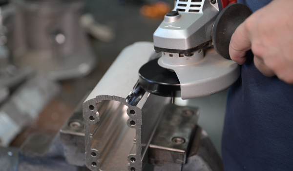 The Kaindl Multi-Plane HD Milling Disc 115x20x22,2 mm is a German-made professional tool for aluminium, non-ferrous metals, plastics, and wood. Unlike grinding wheels, it produces chips instead of dust, ensuring safety and efficiency. Available exclusively in Norway at RAM SVEIS OG BEMANNING AS.